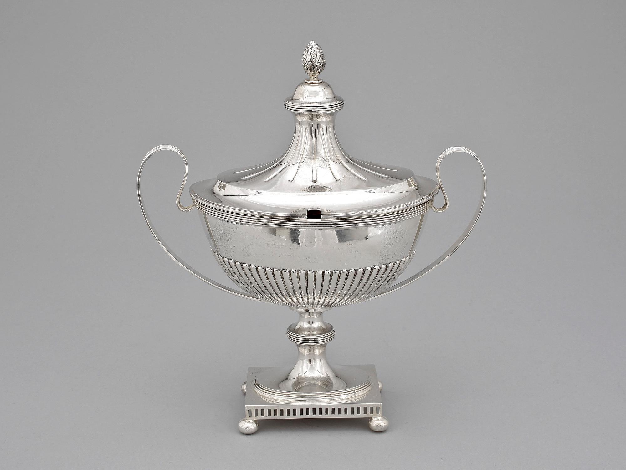 SOCKERSKÅL, silver, K Andersson, Stockholm, 1906. Ca 678g.
