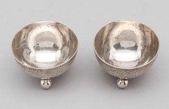 SALTKAR, 1 par, silver, London 1875. Vikt ca 95 gram.