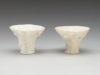 VINOFFERBÄGARE, två stycken, blanc de chine. Qing dynastin, 1700-tal.