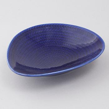 34 pieces of porcelain tableware by Hertha Bengtson for Rörstrand, model "Blå eld", second half of the 20th century.