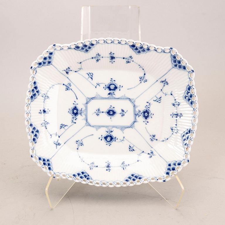 A 44 pcs Royal Copenhagen "Musselmalet" dinner service, Denmark, later part of the 20th century.