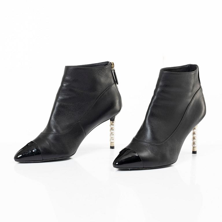 Chanel, ankle boots, size 37C.