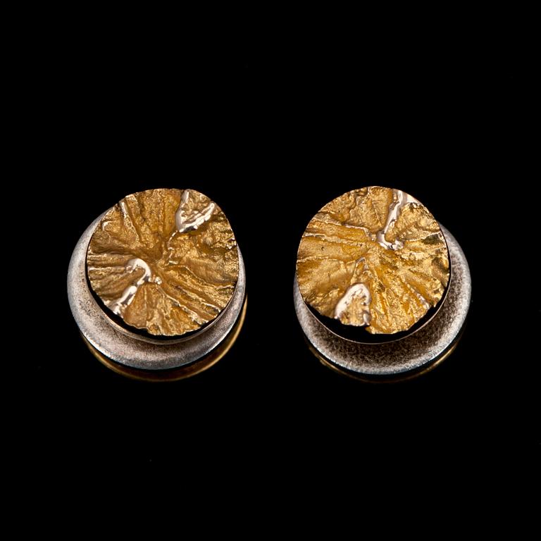 FRACKKNAPPAR, 2 st, guld 14K, "Devil's Wheel" Björn Weckström, Lapponia 1969. Vikt 3,7 g. Originaletui.
