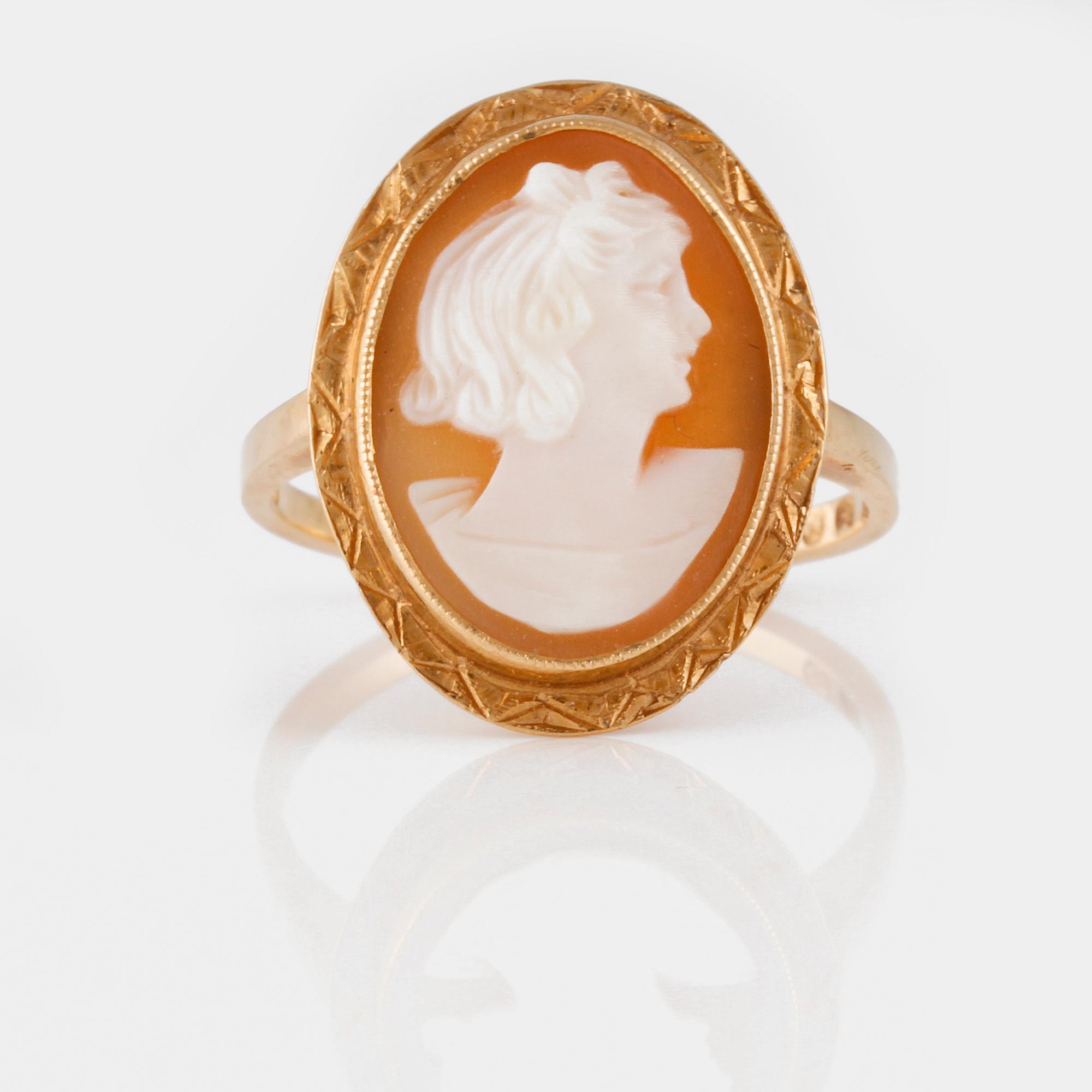 RING, 18K guld med skuren snäckskalskamé, Trege, Göteborg. Vikt 4,1 gram.