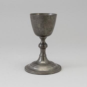 AN 18TH CENTURY PEWTER CHALICE.