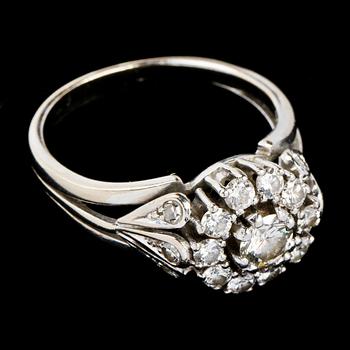 RING, 18k guld med 11 briljantslipade diamanter, tot ca 0.80 ct. Vikt 7 g.
