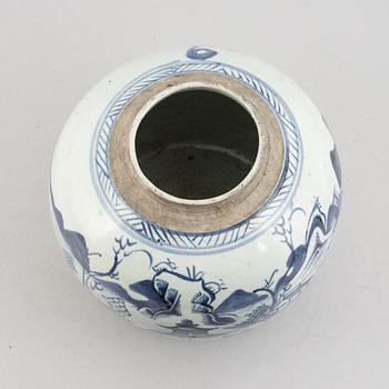 A blue and white porcelain pot, China, Qing dynasty, 19th century.