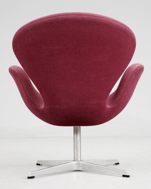 FÅTÖLJ, "Svanen" av Arne Jacobsen för Fritz Hansen, Danmark.