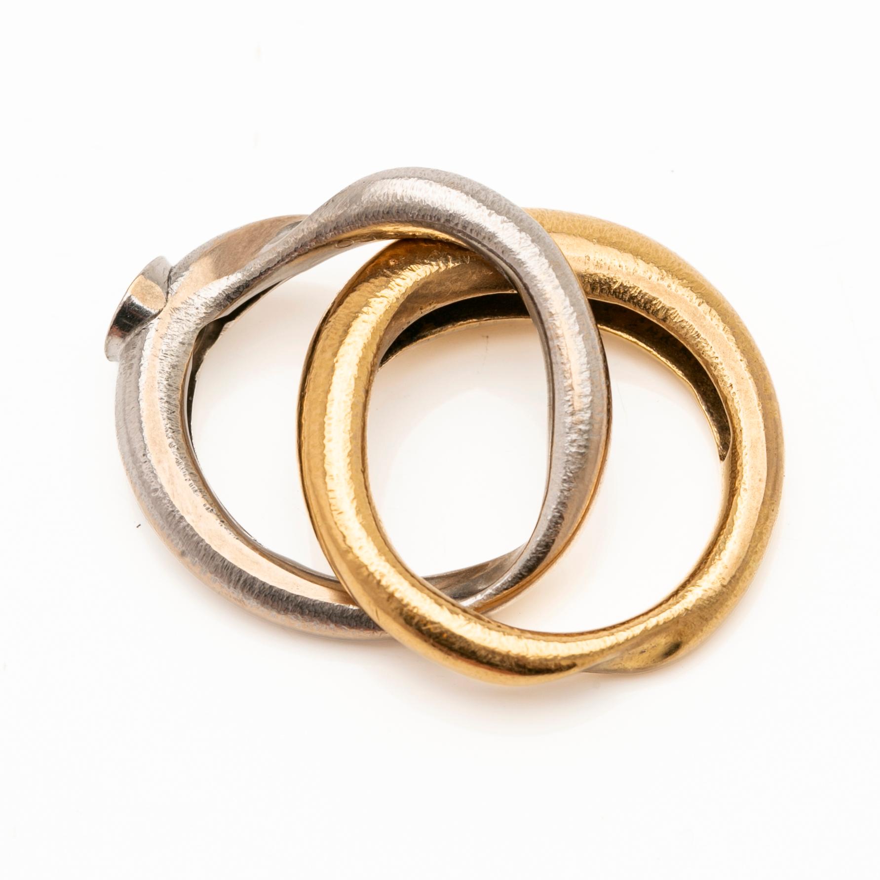 Ole Lynggaard, Ring, "Fidelity", 18K guld och vitguld med en rund briljantslipad diamant ca 0.32 ct.