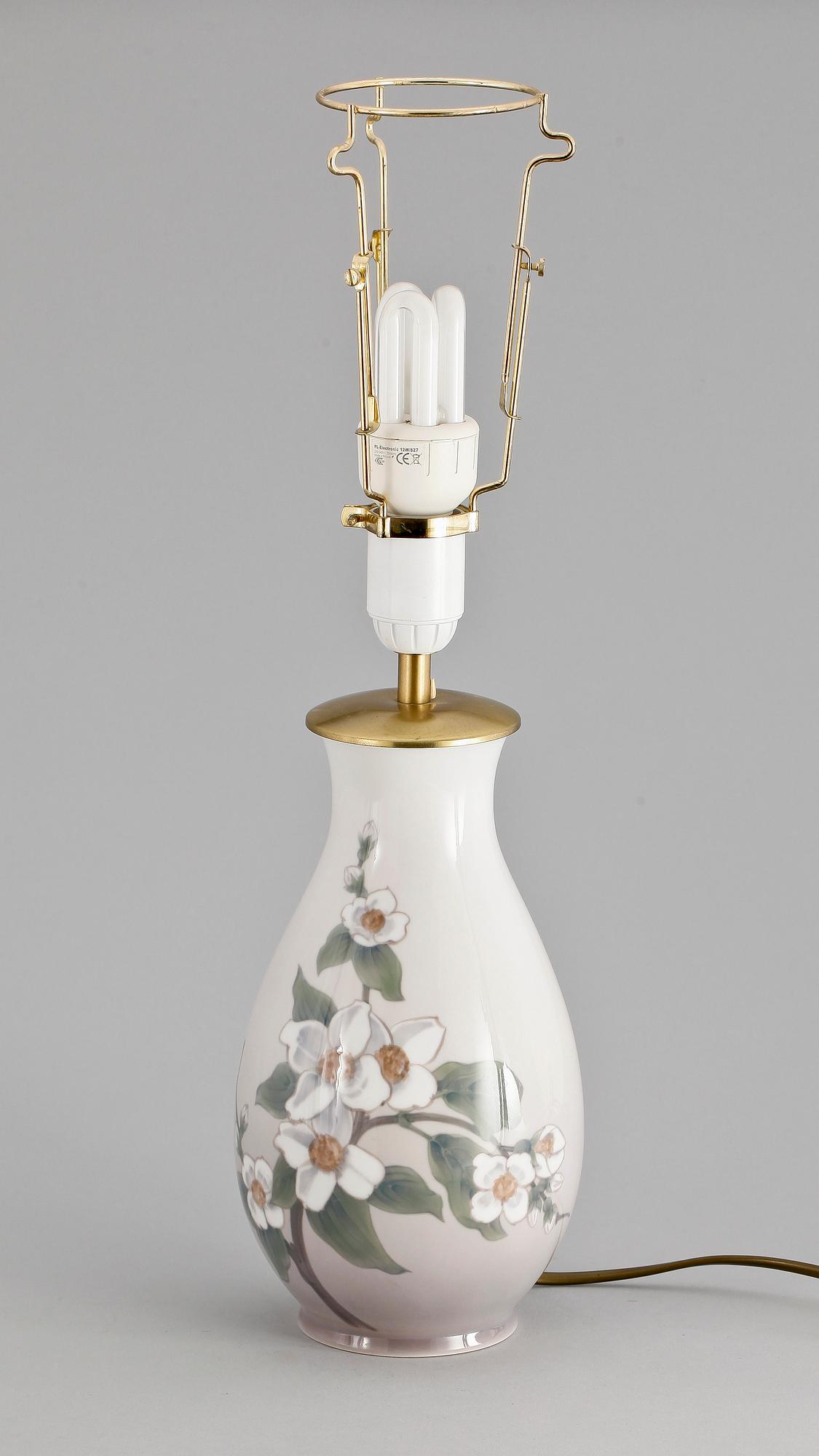 BORDSLAMPA, porslin, Bing & Gröndal. 1900-talets andra hälft.