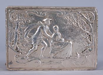 SKRIN PÅ BENSTÄLLNING samt BÄGARE, 2 st, silver, England och Sverige.