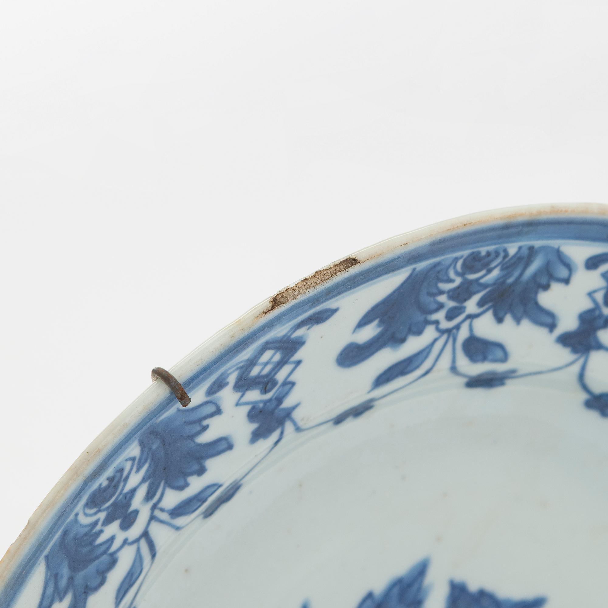 Two blue and white dishes and a vase, China, 18th/20th century.
