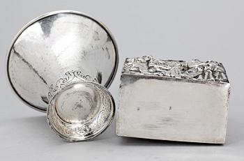 FLASKA samt POKAL, silver. Holland resp K Andersson Stockholm 1925. Vikt tot ca 295 g.