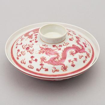 A Chinese porcelain bowl with cover, presumably early 20th century.