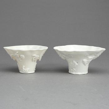 VINOFFERBÄGARE, 2 st, porslin, Kina. Qingdynastin.