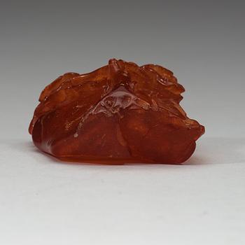 A carved amber pen stand, late Qing dynasty, circa 1900.