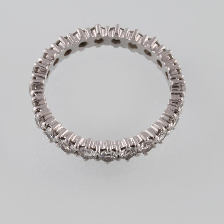 RING, 18K vitguld med briljantslipade diamanter ca 2.00 ct. Vikt 3,5 gram.