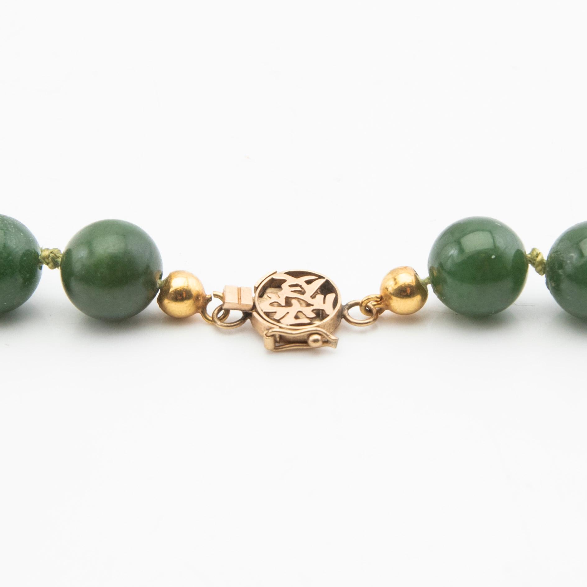 Collier, grön sten och lås i 14K guld.