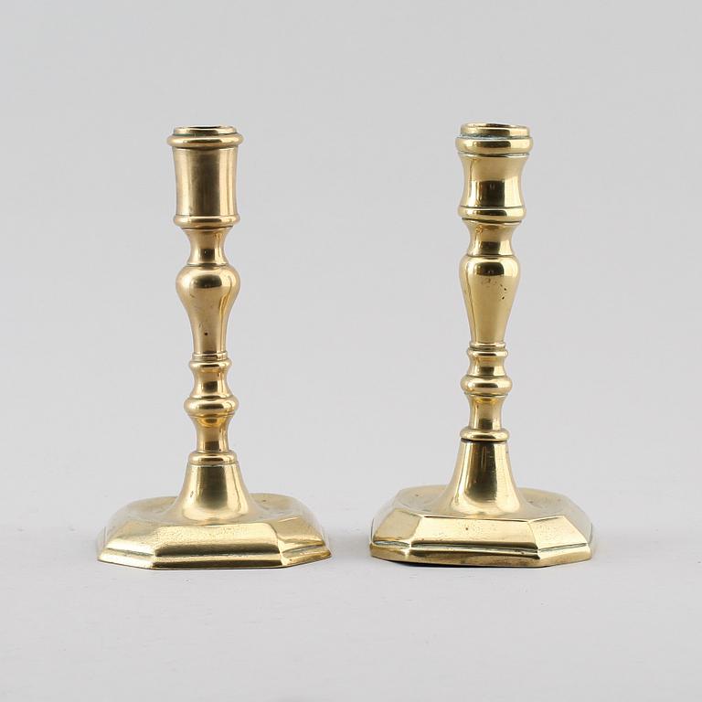 LJUSSTAKAR, 2 st, mässing, 1700-tal.