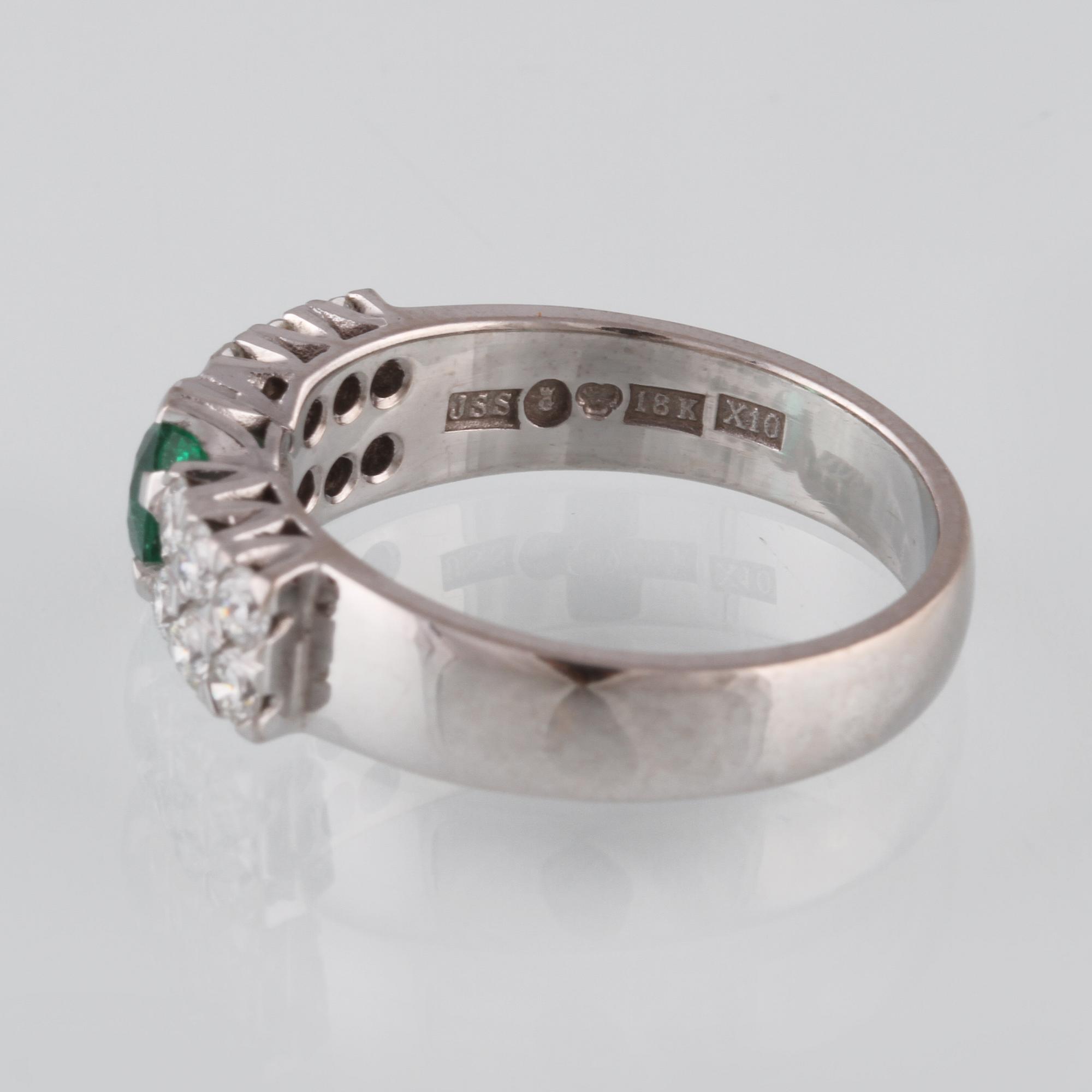 RING, 18K vitguld med briljantslipade diamanter 0.62 ct och smaragd 0.47 ct, Jarl Sandin, Göteborg, 1996. Vikt 5,9 gram.