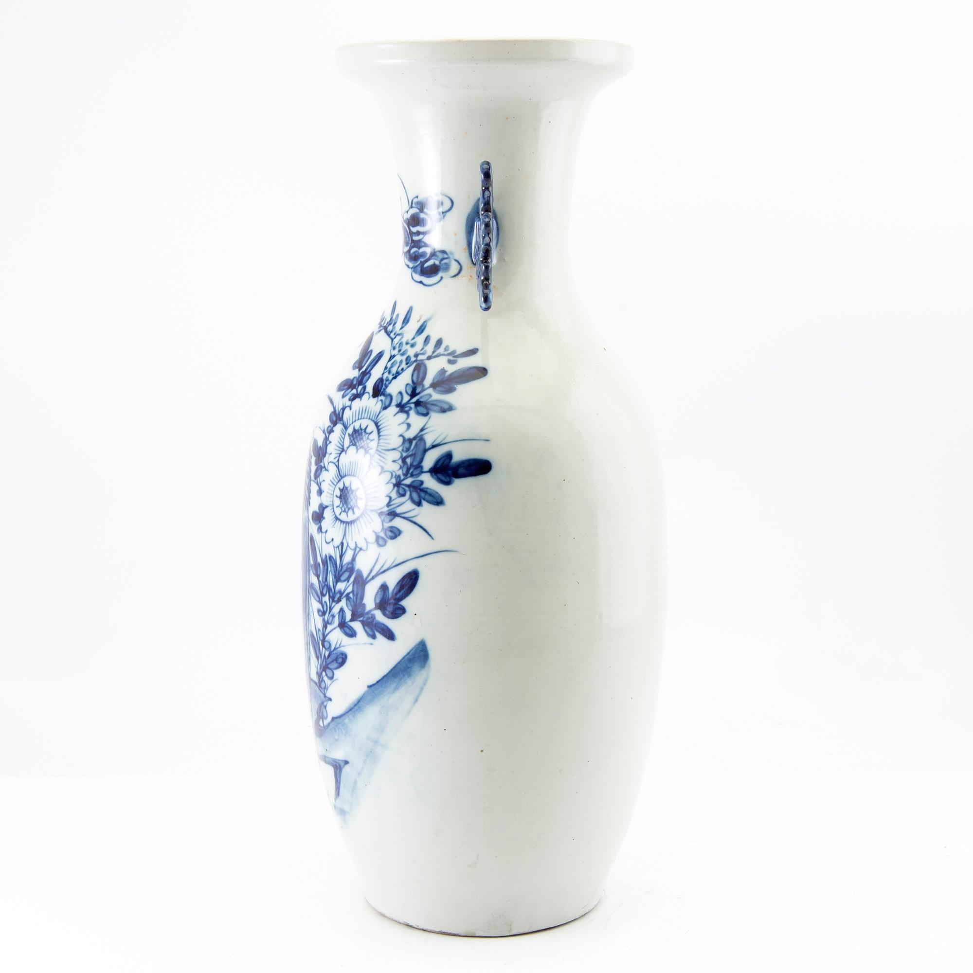A blue and white Chinese vase, 20th century.