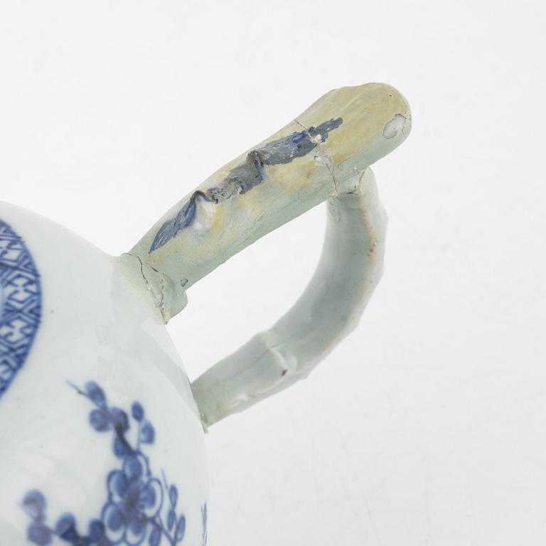 Vaser, ett par, tekanna samt två små fat, porslin, Kina, 1700- samt 1800-tal.