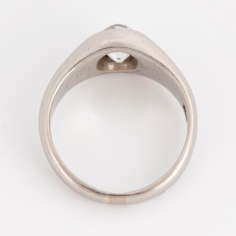 Old-cut diamond lord ring.