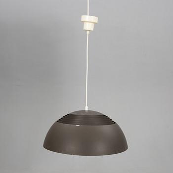 TAKLAMPA, "AJ Pendeln", Arne Jacobsen, Louis Poulsen, Danmark, 1900-talets andra hälft.