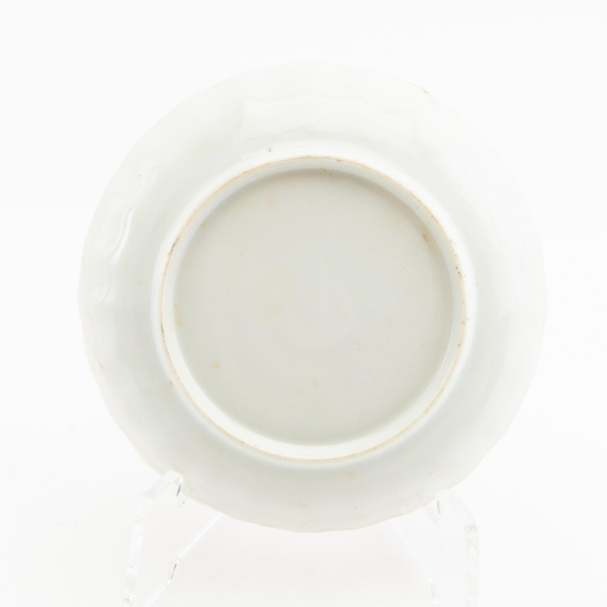 Koppar med fat, 4 st + 1 fat, porslin, Qianlong (1736-95), Kina.