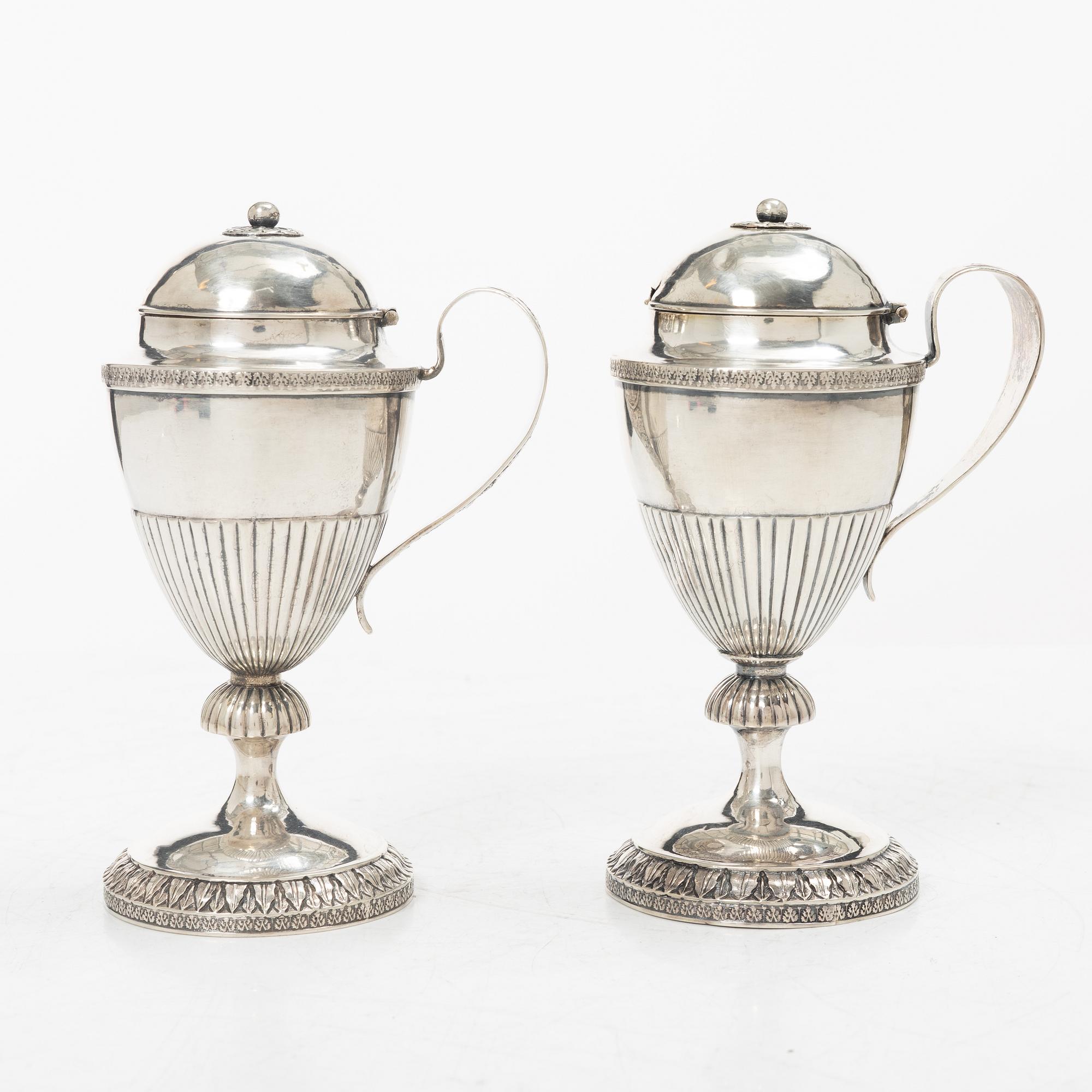 Magnus Fryberg, sockerskålar med fällock, ett par, silver, (verksam 1817-1834 (41)) Jönköping. Empire.