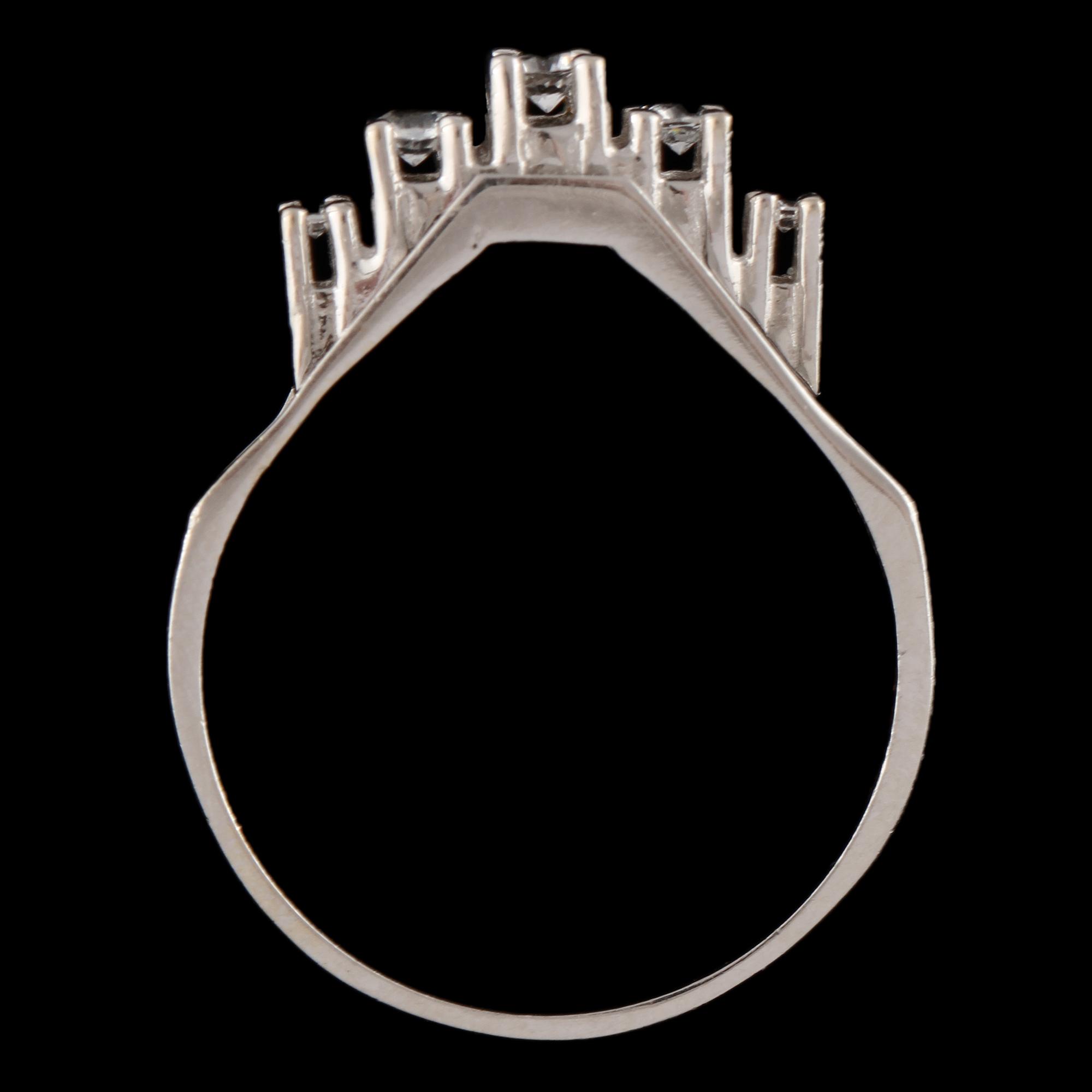 RING, 18k guld med 5 fasettslipade vita stenar, importstämplad, 1900-talets andra hälft.  Vikt 4 g.