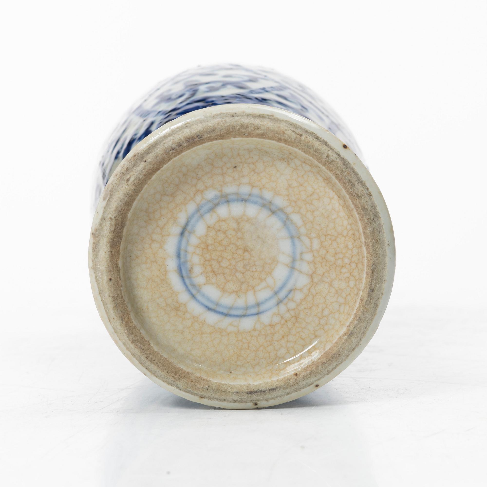 Vas, porslin. Sen Qingdynasti.