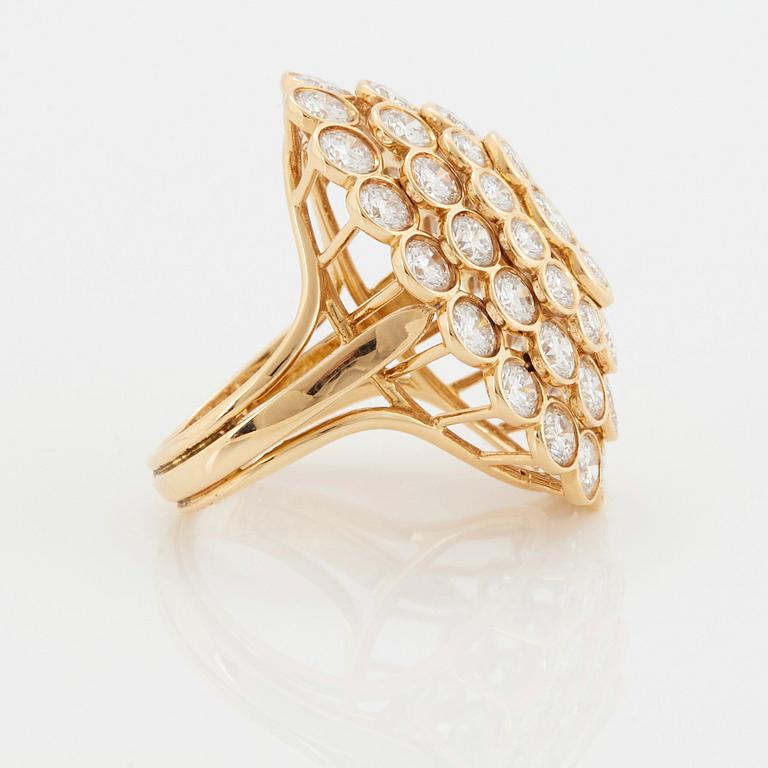 Cartier a ring in 18K gold set with round brilliant-cut diamonds.