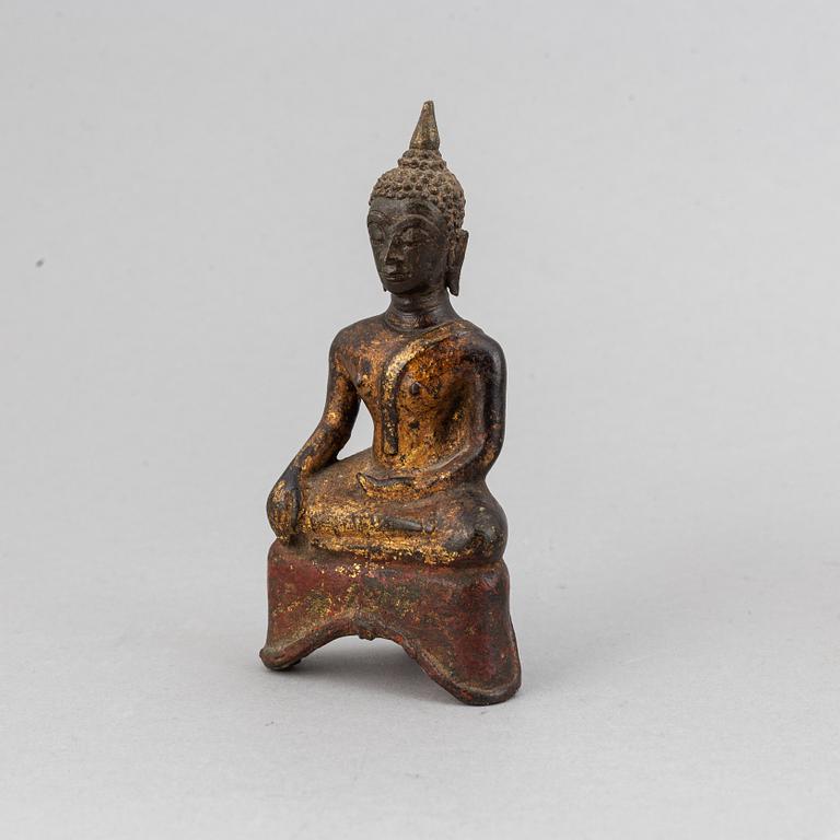 A Thai seated bronze buddha and a bronze buddha head, 18th/19th century.