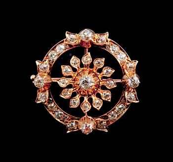 399. BROOCH, 33 old cut diamonds c. 3.30 ct.