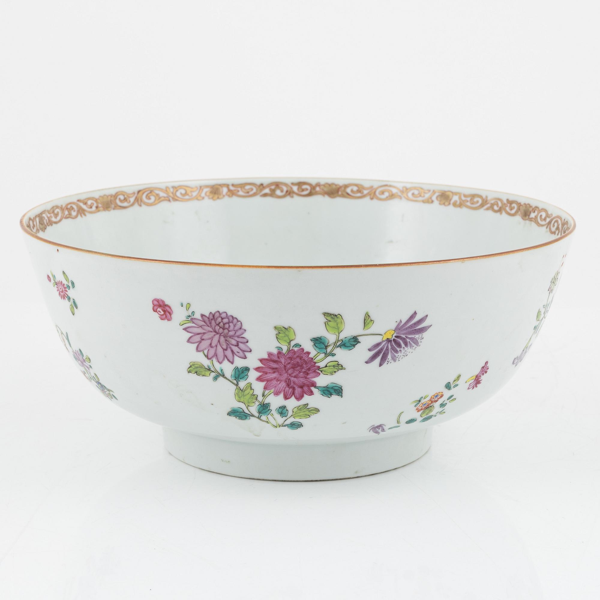 A famille rose punch bowl and two plates, Qing dynasty, Qianlong (1736-95).