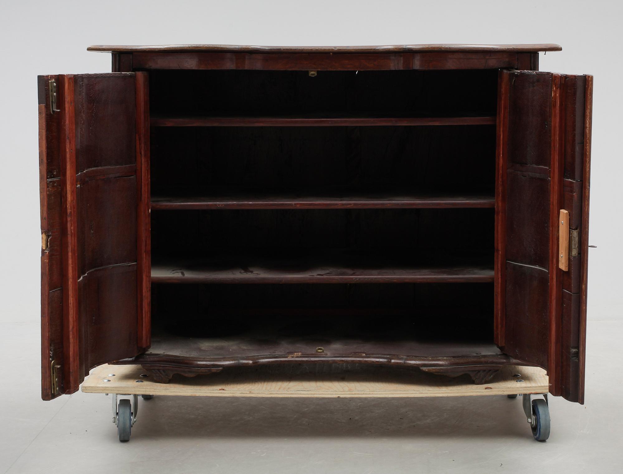 SIDEBOARD, senbarockstil, 1800-tal med äldre delar.
