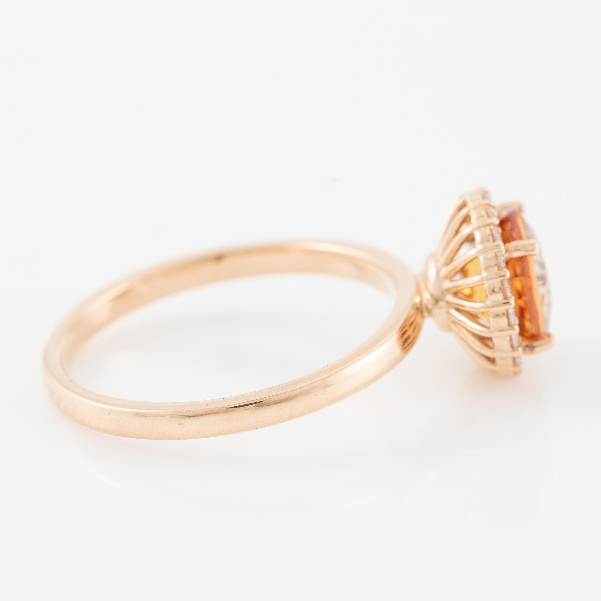 Ring 14K gold with yellow sapphire and brilliant-cut diamonds.