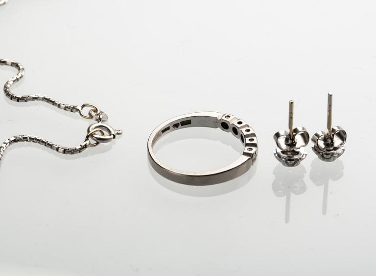 SMYCKESET, 3 delar, 18 k vitguld med diamanter, totalt ca 0.20. Totalvikt ca 11 g.