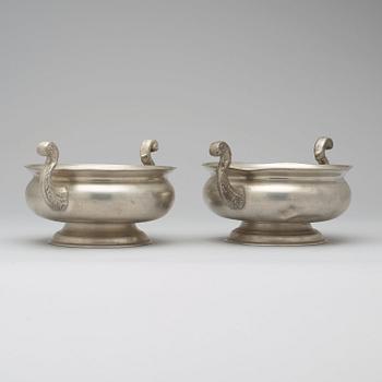 KALLSKÅLSSKÅLAR två stycken, av Melchior Leffler 1819/25, mästare i Visby 1745-1791/1840.