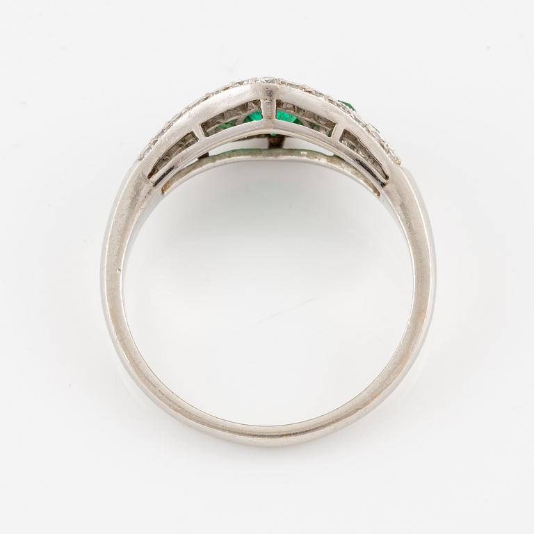 Ring, platinum with emerald and brilliant-cut diamonds.