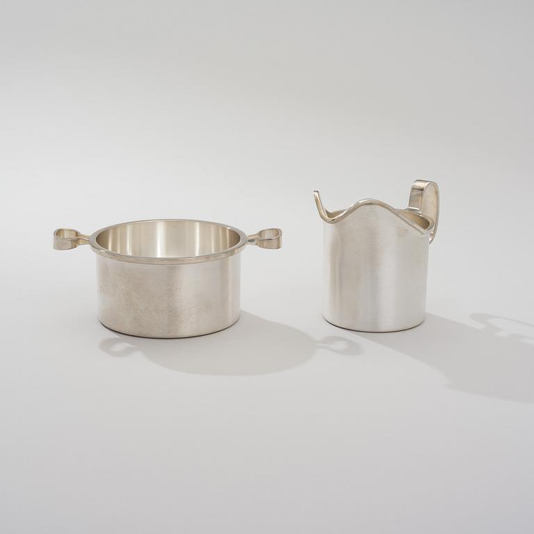 BERTEL GARDBERG, SOCKERSKÅL och GRÄDDSNÄCKA, sterling silver, Kultakeskus 1983. Totalvikt 260 g.