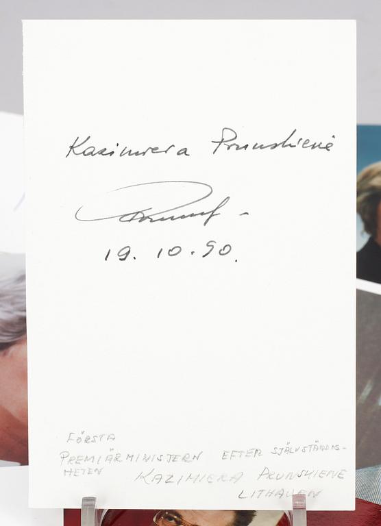 PARTI AUTOGRAFER PRESIDENTER OCH MINISTRAR, 12 st, bla Mauno Koivisto av Finland. Egenhändiga.