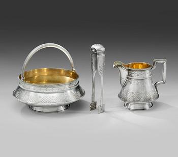 277. RUSSIAN SUGAR BOWL, SUGAR TONG AND MILK JUG. РУССКИЙ НАБОР: САХАРНИЦА, ЩИПЧИКИ ДЛЯ САХАРА И СЛИВОЧНИК.