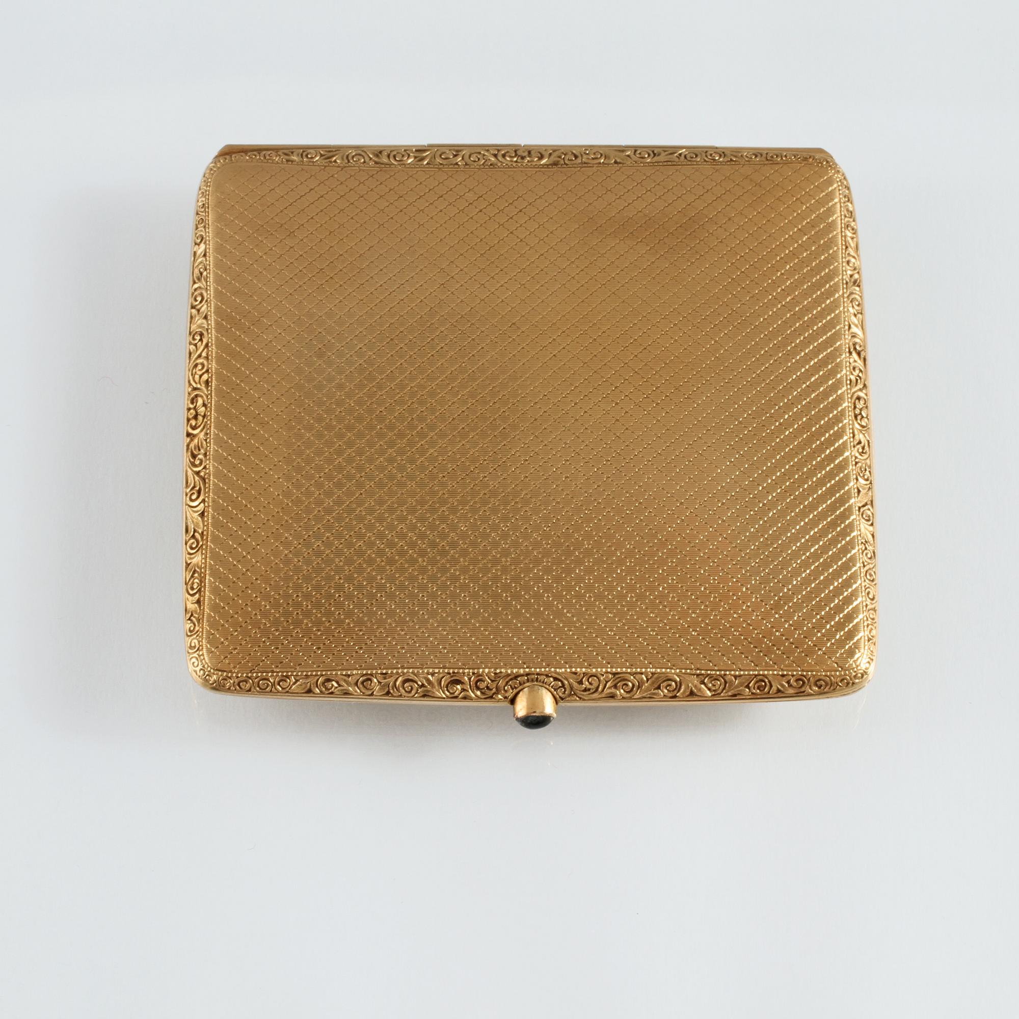 CIGARETTETUI, 14K guld med cabochonslipad safir. Vikt 92,9 gram.