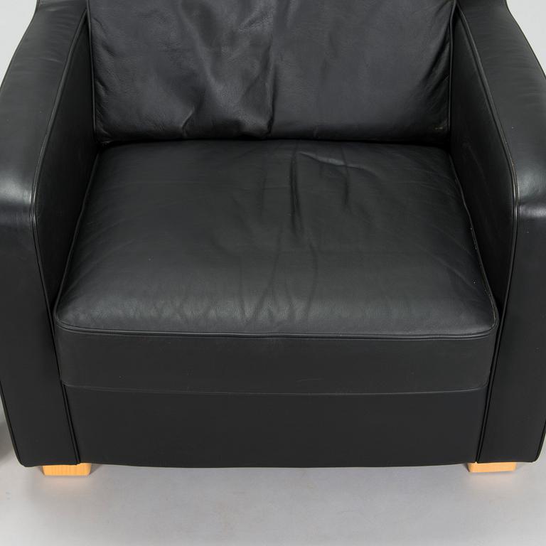 Ben af Schultén, fåtölj, nr 595, och ottoman, nr 596,  Artek, Finland. Modellen formgiven 1996.