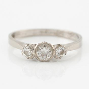 Ring, 18K white gold set with three brilliant-cut diamonds.