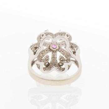 A RING, facetted ruby, brilliant cut diamonds, 14K white gold.