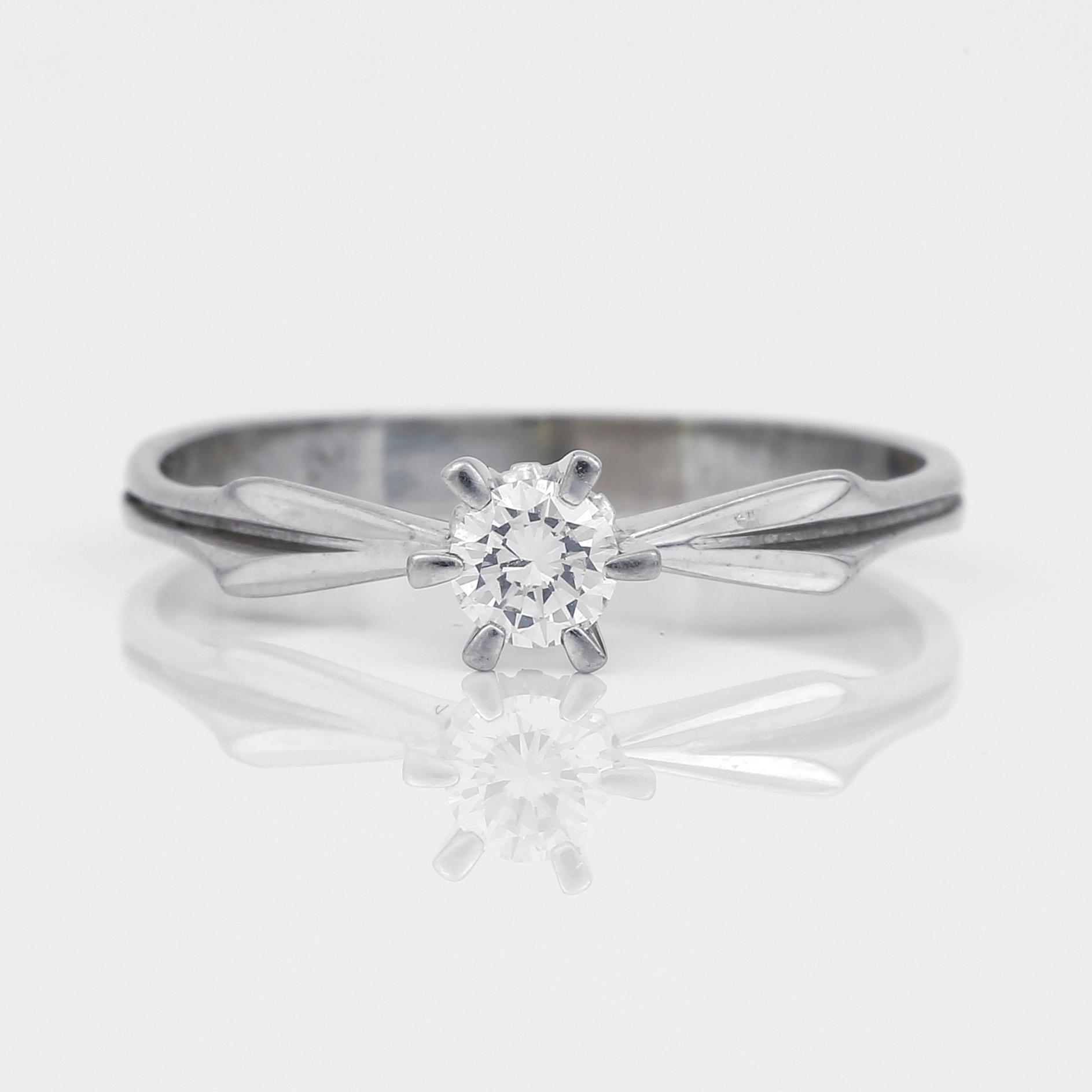 RING, enstenring, 18K vitguld med briljantslipad diamant ca 0,21 ct. Vikt 2,26 g.