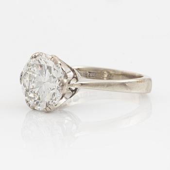 An 18K white gold ring set with a round brilliant-cut diamond.
